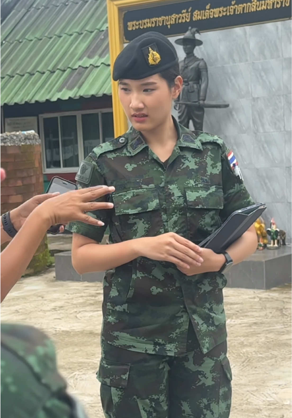 เก็บตก “ผู้กองอะตอม” ลงพื้นที่พร้อมคณะสังเกตการณ์ชั่วคราวประจำประเทศไทย (IOC) 8 ประเทศ ณ จุดผ่านแดนถาวรบ้านหาดเล็ก จ.ตราด #ผู้กองอะตอม #แผ่นดินไทย #ไทยนี้รักสงบเเต่ถึงรบไม่ขลาด #นายหน้าติ๊กต๊อกมือใหม่ 