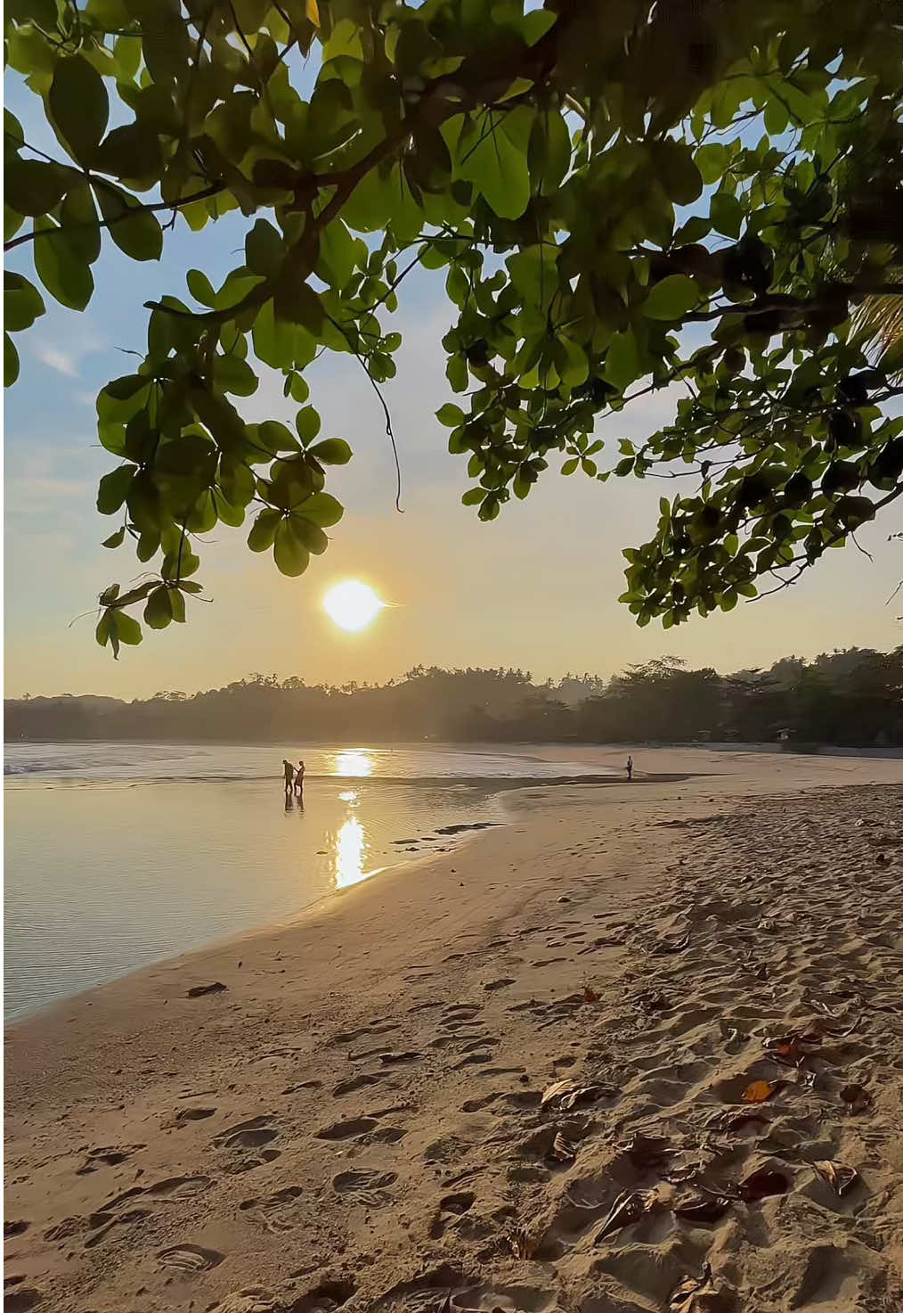 Sore di Pantai Legon Pari🏝️🌊☀️ #sawarnavibes #legonparibeach #sawarnabeach #lewatberandafyp #pantailegonpari 