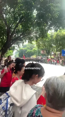 a80 vừa đi qua còn a50 thì đi qua hơn 4 tháng, giờ xem lại vẫn bồi hồi như hồi đó nè tr😭 mấy cô mấy bác khen mấy chả mà con mắc cười... cảm ơn suộc từ một người đẹp 🤩 