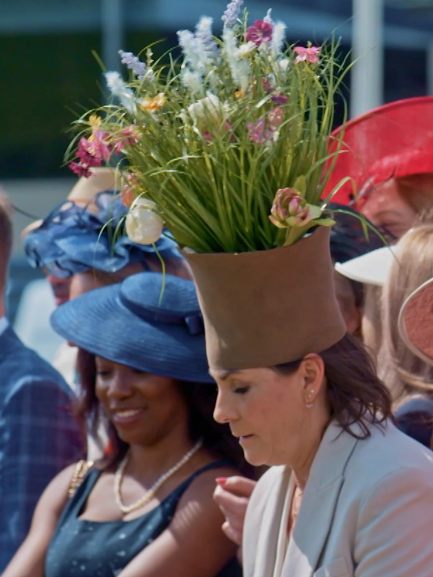 Elegantie met een vleugje risico 🌷 #adel #polo #classy Ze dragen een titel. Ze kennen de tradities. Ze bewegen zich in een wereld vol etiquette en gewoontes. Maar hoe past dat in het leven van nu? In het nieuwe programma 'Bij De Jonge Adel: Van De Jacht Tot Het Bal' worden jonge mensen gevolgd die hun plek vinden tussen eeuwenoude gebruiken en het leven van nu. Elke donderdag om 20.30 uur te zien bij RTL 5 of kijk vooruit bij Videoland.