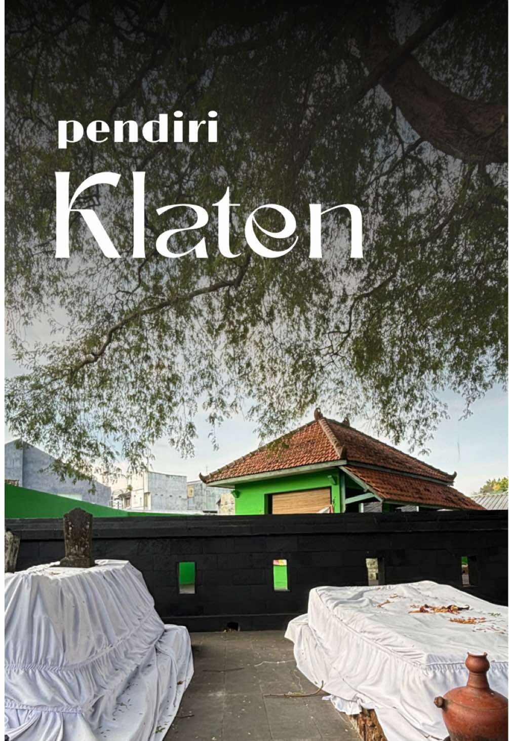 dulu di kraton Mataram Islam (sebelum menjadi Solo dan Jogja) pernah ada Abdi Dalem untuk memanen bunga melati. disebut kyai Melati, yang kemudian beliau babat alas di Klaten. makamnya ada di tengah kota, tak jauh dari alun-alun Klaten. meski begitu, hingga akhir abad 18 nama Klaten tidak disebut di tulisan tradisional maupun kolonial. baru saat benteng Klaten dibangun tahun 1804, ditetapkan sebagai hari jadi Klaten. #sejarah #klaten #sejarahindonesia 