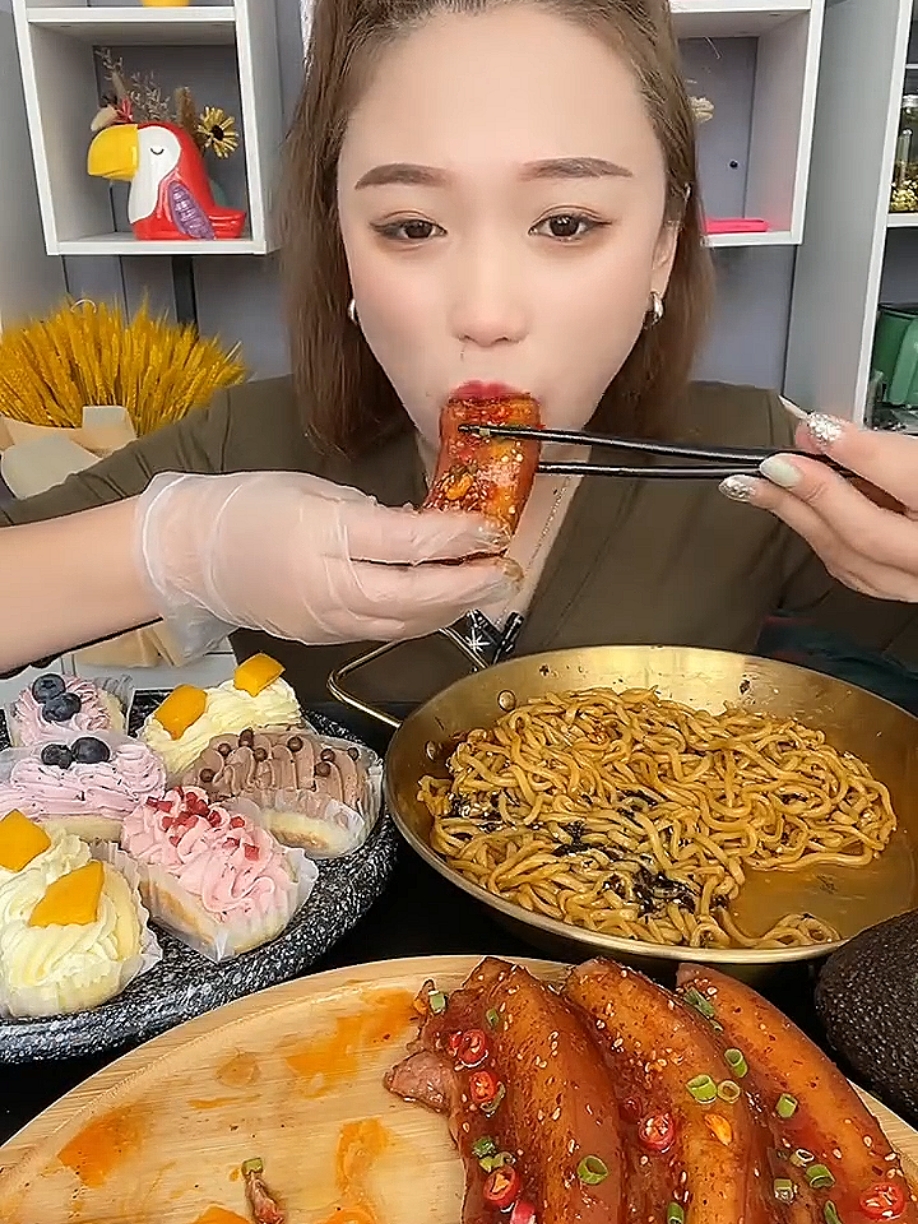 Chinese girl eating Spicy pork belly #food #fyppppppppppppppppppppppp #Foodie #eatingshow #fypシ #viral #mukbang #trending #challenge #spicy #chinesefood #porkbelly 