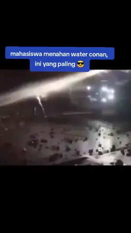 mahasiswa menahan water conan