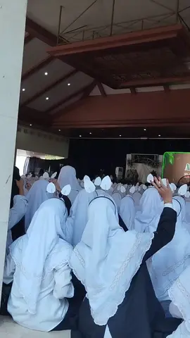 Penampilan Grup Nasyid Annuriya sebelum Ustadzah Halimah Alaydrus rawuh di Aula Muktamar Lirboyo Kediri dlm acara Takdzim Maulid Nabi Muhammad SAW PPP. Al Baqoroh  #halimahalaydrus #ustadzahhalimahalaydrus #albaqorohlirboyo #lirboyo #lirboyokediri 