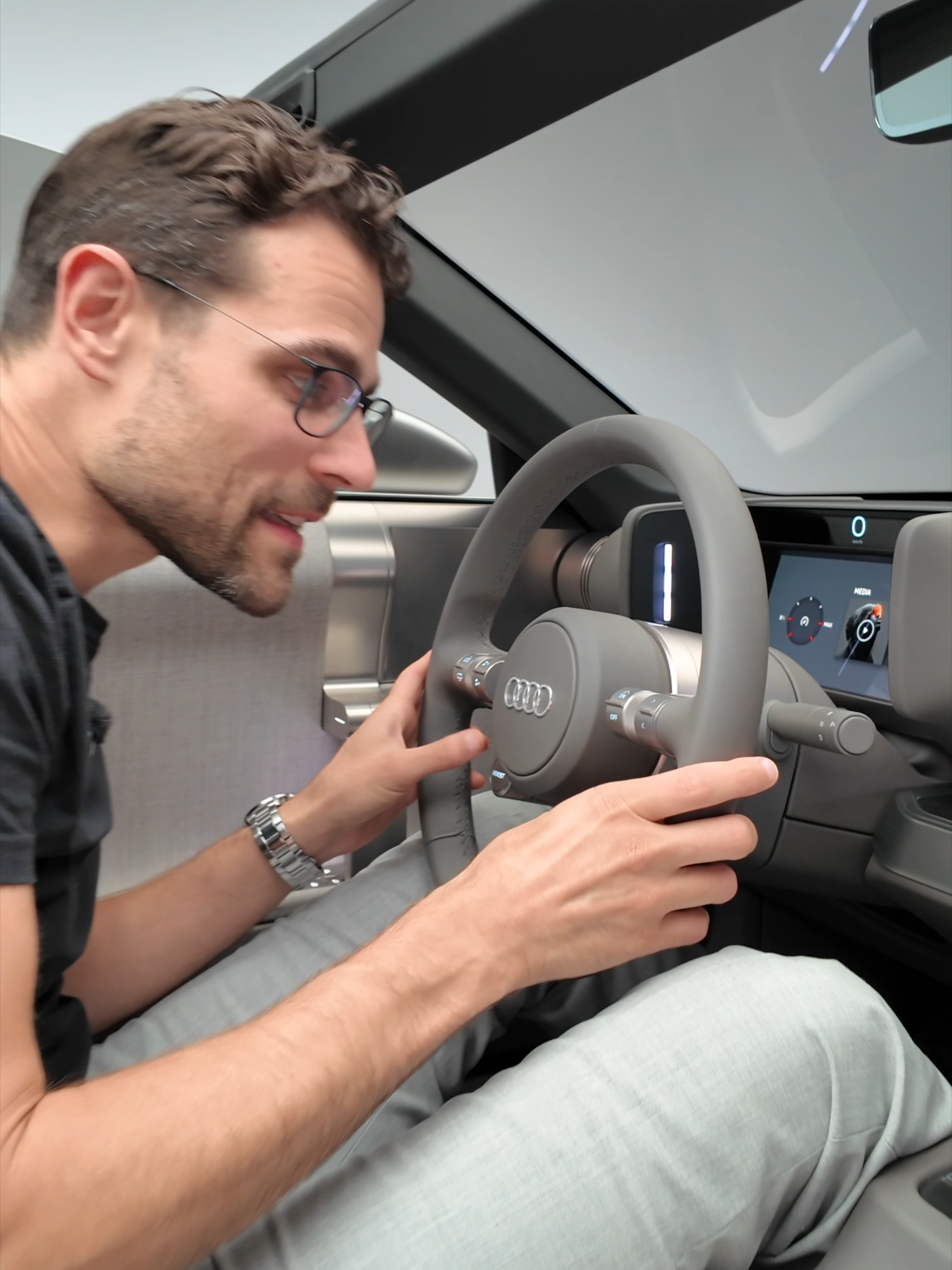 💡Interior of the next Audi TT or Audi R8 - or a mix of these two. All-electric. Airing in 2027, this is the first car under new head of Audi design, Massimo Frascella - with a vertical frame in the front. Length at 4,52 m 178“, equipped with an electric hardtop, physical switches in the interior with „Audi click“ and a 10,4“ retractable display. 1700 kg weight, RWD or AWD. #audi #audir8 #audidesign #audifans #audiquattro #audilovers