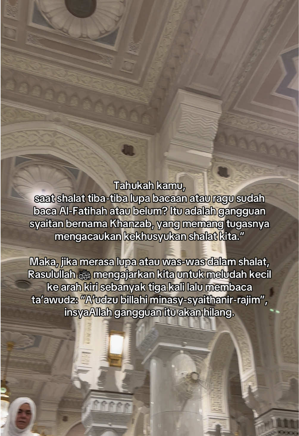 Tahukah kamu, saat shalat tiba-tiba lupa bacaan atau ragu sudah baca Al-Fatihah atau belum? Itu adalah gangguan syaitan bernama Khanzab, yang memang tugasnya mengacaukan kekhusyukan shalat kita. Maka, jika merasa lupa atau was-was dalam shalat, Rasulullah ﷺ mengajarkan kita untuk meludah kecil ke arah kiri sebanyak tiga kali lalu membaca ta’awudz: “A’udzu billahi minasy-syaithanir-rajim”, insyaAllah gangguan itu akan hilang. #fyp #viral #makkah 