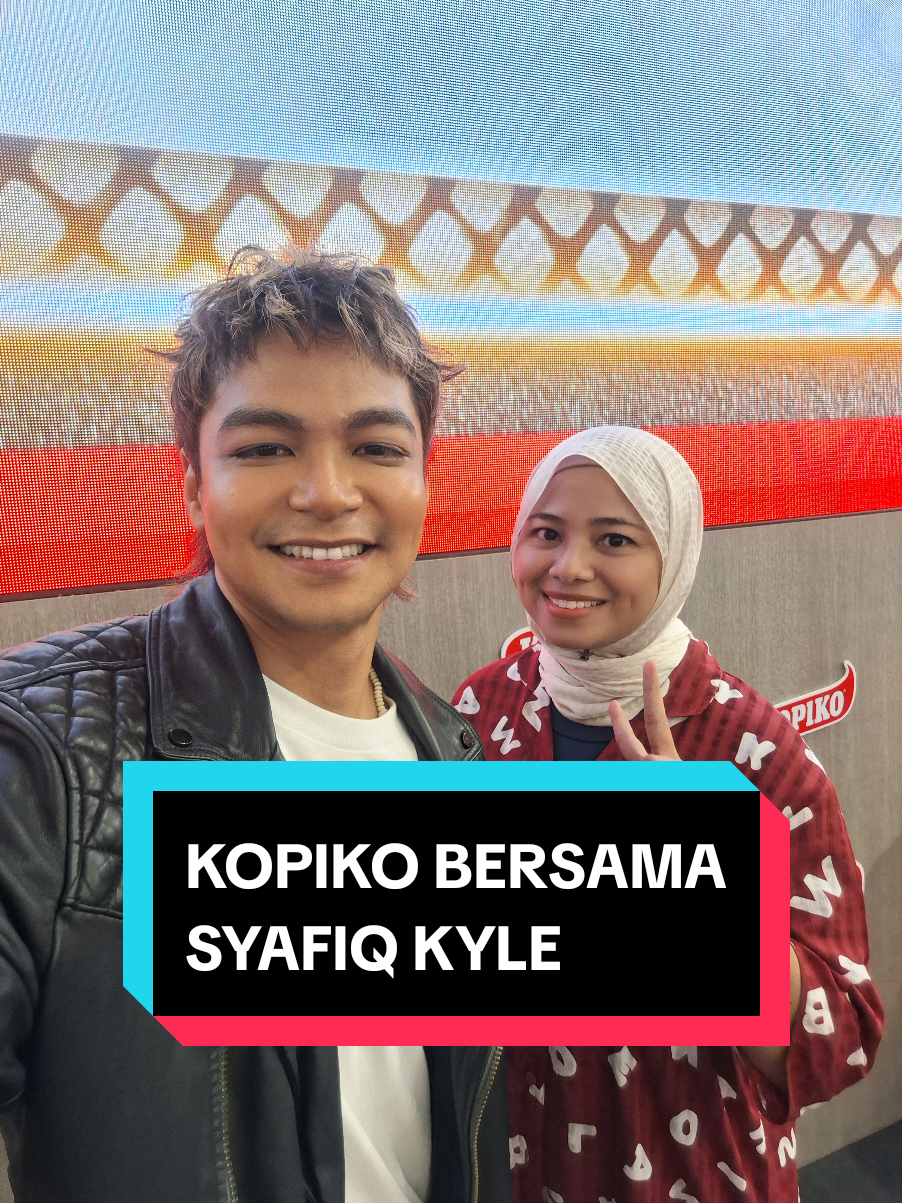 Hi Korang!  Haritu Kopiko ada buat roadshow di AEON Wangsa Maju dan berpeluang untuk berjumpa dan bergambar secara eksklusif bersama Ambassador Kopiko iaitu Syafiq Kyle! Masa roadshow tu pun ada banyak promosi istimewa, hadiah menarik, game, aktiviti dan banyak lagi!  By the way, korang kena try tau Kopiko Macchiato, kopi pekat tak manis sangat! Sedapp rasa dia.  Kalau korang terlepas roadshow di AEON Wangsa Maju haritu jangan risau! Akan datang jom serbu Centre Point Sabah, Kota Kinabalu pada 06 Oct hingga 12 Oct 2025 dan berpeluang untuk bergambar dengan Syafiq Kyle jugak pada 12 Oct!  @kopikomalaysia  #inilahkopipekat #takmanissangat #feveretsyafiq