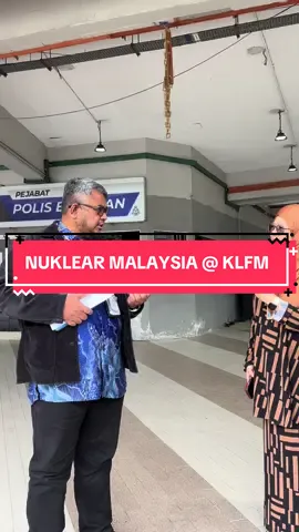 KUALA LUMPUR , 2 September 2025 : Ketua Pengarah, Agensi Nuklear Malaysia, YBrs. Dr. Muhammad Rawi bin Mohamed Zin telah bersiaran secara langsung dalam slot Hai-Hai KL ,KLfm dengan topik “Membina Masa Depan dengan Nuklear” . Temu bual pada kali ini memberi tumpuan kepada hala tuju negara dalam memanfaatkan sains dan teknologi nuklear sebagai pemacu pembangunan mampan.  Selain itu, turut dikongsikan kepada para pendengar berkaitan peranan Agensi Nuklear Malaysia menerajui kecemerlangan dalam penyelidikan dan penggunaan teknologi nuklear untuk pembangunan lestari serta aplikasi nuklear yang merentasi pelbagai bidang antaranya industri, perubatan, pertanian, keselamatan dan alam sekitar. Menurut beliau, penguasaan teknologi nuklear yang bersepadu akan membantu Malaysia mencapai daya saing global, seiring dengan aspirasi Malaysia MADANI yang menekankan kesejahteraan rakyat, kelestarian alam, dan pembangunan ekonomi berteknologi tinggi. Turut dikongsikan kepada para pendengar adalah berkaitan penglibatan Agensi Nuklear Malaysia sempena Kepengerusian ASEAN 2025 dalam Mesyuarat Tahunan ASEAN Network on Nuclear Power Safety Research (NPSR) Ke-8 dan Nuclear Leaders for Energy Transition (NLET) 2025 melalui Program Kerjasama Teknikal Malaysia (MTCP) .  #agensinuklearmalaysia  #nuklearmalaysia #nuklearuntukrakyat #mosti #MerakyatkanSains