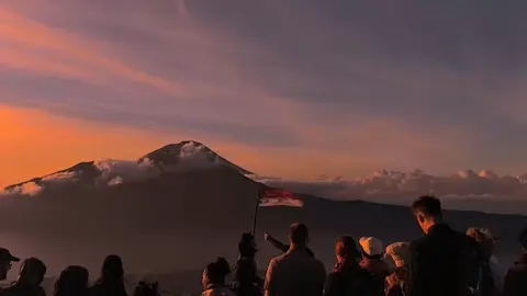 #pendakifomo #gunungbatur #wxyz #withu 