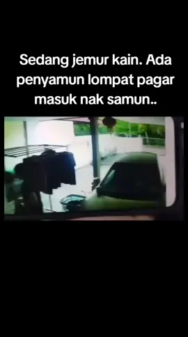 SUNGAI PETANI - Seorang suri rumah berdepan detik cemas apabila rumahnya di Bandar Perdana di sini diceroboh seorang lelaki dalam kejadian kira-kira 7.35 pagi Selasa. Dalam kejadian itu, mangsa dikatakan sedang menjemur pakaian di halaman rumah sebelum didatangi seorang lelaki tidak dikenali. Video rakaman kamera litar tertutup (CCTV) berjaya merakam perbuatan lelaki tersebut dan tular di media sosial. Dalam rakaman terbabit, kelihatan kelibat suspek yang datang dari luar sebelum melompat melalui tembok dan masuk ke rumah. Mangsa yang terkejut kemudian meluru masuk ke dalam rumah bagaimanapun tidak sempat untuk mengunci pintu. Suspek yang dikesan memegang senjata di tangan sempat melarikan sejumlah wang tunai dan telefon bimbit sebelum melarikan diri. Ketua Polis Daerah Kuala Muda, Asisten Komisioner Hanyan Ramlan mengesahkan kejadian. Menurutnya, polis kini sedang mengenal pasti dan giat memburu suspek yang disyaki terlibat dalam kes terbabit. Siasatan dijalankan mengikut Seksyen 397 Kanun Keseksaan. - SINAR HARIAN .