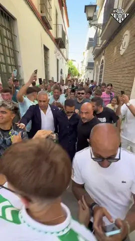 Antony trying to move through the crowd in Seville as he signs for Betis is INSANE 🤣 #antony #betis #football #transfer 