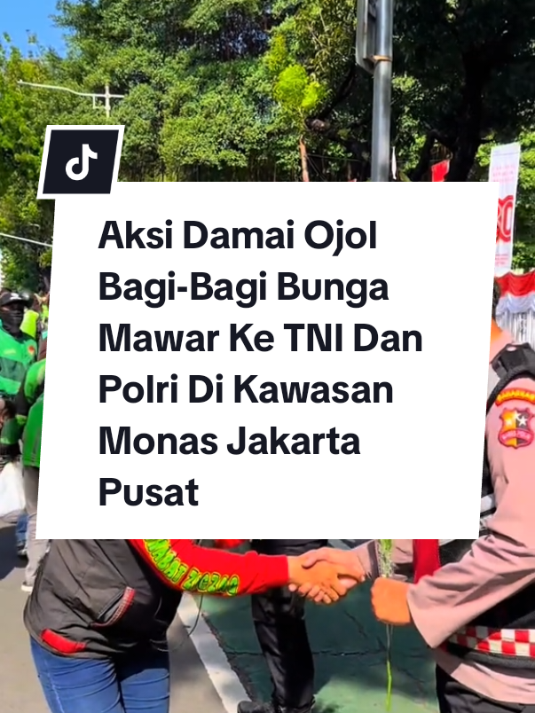 Para pengemudi ojek online (ojol) akan membagikan 2 ribu bunga mawar ke aparat TNI-Polri di kawasan Monas, Jakarta Pusat pada Selasa (2/9/2025) siang. Mereka ingin meredam kerusuhan berujung aksi anarkistis yang belakangan terjadi. Pantauan kumparan di lokasi, para ojol sudah memadati kawasan IRTI Monas pada pukul 13.50 WIB. Sementara, aparat TNI sudah berjaga di sekitarnya. Humas organisasi ojol URC Bergerak, Mpok Erna menjelaskan, mereka akan membagikan bunga mawar pink dan bunga mawar putih ke aparat TNI-Polri. “Simbolnya, ada mawar putih dan mawar pink. Menyatakan bahwa mawar putih kita itu adalah orang-orang yang tidak mau terprovokasi. Kita ini suci. Terus, bukan suci dalam hal konotasi negatif ya, tapi kita menyampaikan bahwa kita tidak mau terprovokasi oleh siapa pun,” ucap Mpok Erna saat ditemui di lokasi. “Sementara mawar pink menyatakan kita adalah orang-orang yang cinta damai. Ojol-ojol yang cinta damai, yang memang menggantungkan hidup, mencari nafkah di jalan raya,” tambah dia. #hariharijakarta #jktinfo #infojakarta #jakarta #jakartatimur 