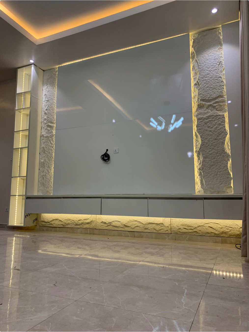 #pustone #highglossyfinish #highglossyboard #decorations #decorations #tvconsoledesign #viralvideos #tvconsolestyling #tiktokviral #seriousbuyersonlydm #fyp 