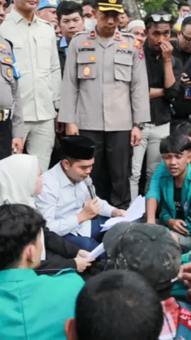 Sore ini saya bersama Kawan Kawan DPRD Provinsi Sumatera Utara Menerima Aspirasi dari  Mahasiswa Unimed di DPRD Provinsi Sumatera Utara.  Dalam aksi tersebut, mahasiswa membawa 18 tuntutan, di antaranya pengesahan UU Perampasan Aset, sikap tegas terhadap anggota DPR/MPR yang melakukan provokasi kepada masyarakat, serta pembebasan rekan-rekan mahasiswa yang ditahan pihak Polda Sumut selama aksi beberapa hari terakhir. terimakasih buat adik adik semua atas aspirasi nya, Sehat selalu dan Salam Kedamaian 🙏🙏🙏 #ihwanritonga #dprdsumut #mahasiswa #semangatjuang 