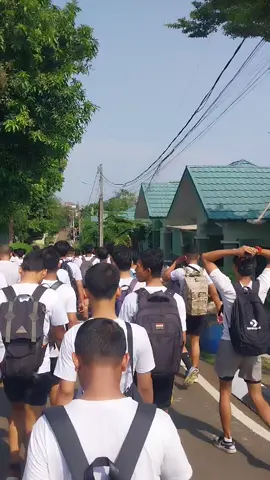 Jakarta,02-09-2025 Para Peserta seletah menjalaskan tes fisik Lari,pull-up,sit-up,push-up,shuttle run lalu di arahkan ke kolam renang untuk mengikuti tes fisik akhir dari seleksi PJLP Damkar 2025, disaat menuju kolam Renang kita di suruh menyanyikan Mars lagu penyemangat untuk kita kita. #redkarpejuangpjlpdamkar2025 #pejuangpjlpdamkar #redkarpetamburan #redkarkecamatantanahabang #posdamkarpetamburan 