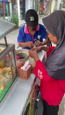 Yg sering lewat daerah jl godean yuk bisa yuk dibantu larisin jualan bapa sama ibu ini. Mereka jualan berdua dorong gerobak ini jalan kaki. Beli berapapun boleh loh dapet banyak dan enak juga 📍daerah sekitaran jl godean (dari mirota kampus ke barat) #umkm #pedagangkakilima #jogjakakilima #jajananviral #baksoviral 