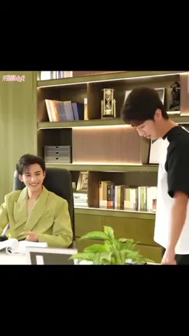 dady ngapain kamu jilat bibir? laper yaa ngeliat mommy pake celana pendek🤭 #Desiretheseries #oceanjiang #lipeien #shenwenlang #gaotu 