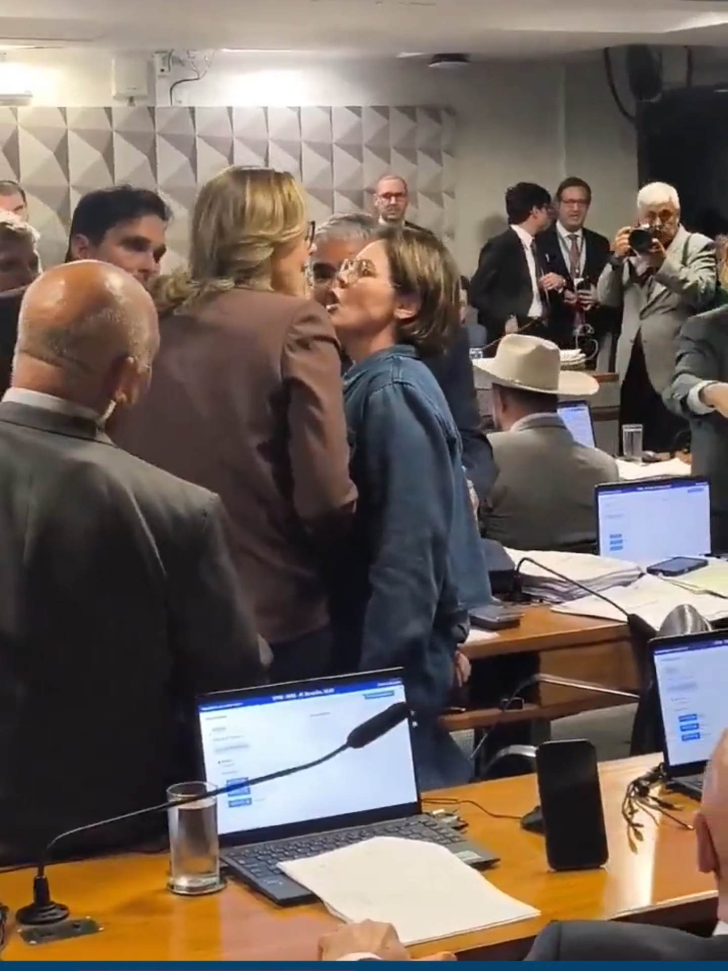 A sessão da CPMI do INSS foi marcada por uma discussão acalorada entre a deputada Coronel Fernanda (PL-MT) e a senadora Leila Barros (PDT-DF), após Fernanda comemorar a aprovação de pedidos de prisão preventiva. O embate, que incluiu troca de acusações e um confronto cara a cara, foi contido por outros parlamentares, evidenciando as tensões políticas em torno das investigações sobre fraudes no INSS.
