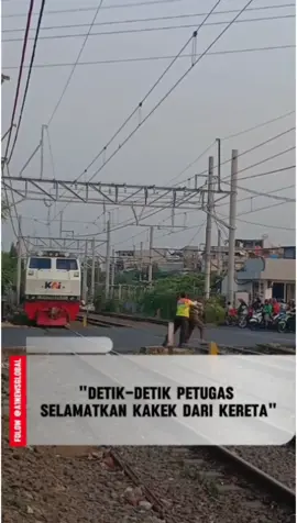Momen menegangkan terekam kamera. Seorang kakek hampir saja tertabrak kereta saat menyeberang rel. Dalam hitungan detik, petugas sigap berlari dan menyelamatkan nyawanya. #Kakek #KeretaApi #DetikMenegangkan #AksiHeroik #PetugasSigap 