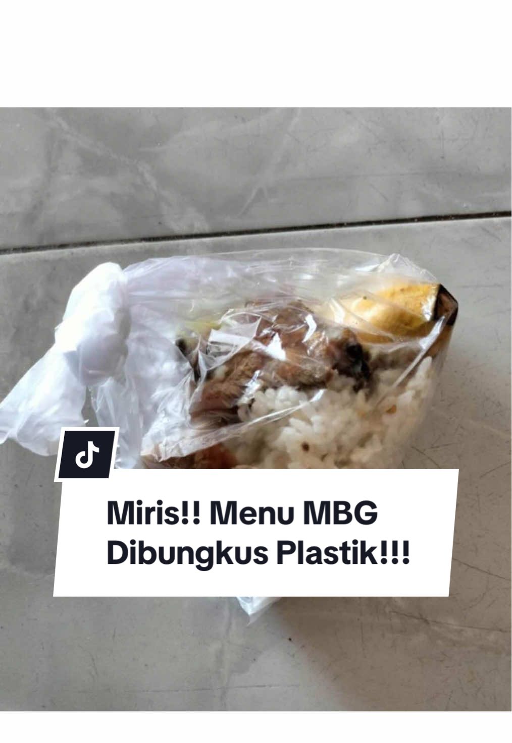 Makan Bergizi Gratis Dibagikan dalam Plastik, Wabup Kaur Minta Maaf — KAUR (2/9/2025) – Program Makanan Bergizi Gratis (MBG) yang semestinya menjadi upaya meningkatkan kualitas gizi ibu hamil, ibu menyusui, dan balita di Kabupaten Kaur justru menuai sorotan. Pasalnya, paket makanan yang dibagikan di Desa Kepala Pasar, Kecamatan Kaur Selatan, Senin (1/9/2025), dikemas secara tidak layak: hanya menggunakan kantong plastik bening bekas kemasan gula pasir. Dalam kemasan seadanya itu, nasi, ayam, tempe, sayur labu siam, hingga pisang dicampur menjadi satu. Sebanyak 35 penerima manfaat, terdiri dari 16 balita, 11 ibu hamil, dan 8 ibu menyusui, mendapat jatah makanan gratis dengan kondisi seperti itu. Dokumentasi resmi yang dilaporkan ke penyelenggara justru hanya menampilkan pembagian makanan dengan nampan yang terlihat higienis, sehingga menimbulkan dugaan adanya perbedaan standar dalam distribusi. Program ini merupakan bagian dari kebijakan Badan Kependudukan dan Keluarga Berencana Nasional (BKKBN) Provinsi Bengkulu yang dikelola di lapangan oleh Dapur MBG Yayasan Sriwijaya dan Yayasan Prabu, lalu disalurkan melalui kader posyandu. Namun, di Desa Kepala Pasar, distribusi dilakukan dengan cara yang jauh dari kata layak. Ketua Kader Posyandu Kepala Pasar, Winarti, mengakui pihaknya khilaf. Ketiadaan wadah dan keinginan mempercepat distribusi membuat mereka memilih menggunakan kantong plastik. Ia pun menyampaikan permintaan maaf langsung kepada penerima manfaat. Sementara itu, Koordinator Lapangan BKKBN Kabupaten Kaur, Lili Suryani, menegaskan bahwa tanggung jawab terkait penyediaan wadah ada pada pihak dapur penyelenggara, bukan pada petugas lapangan. Ia memastikan, ke depan penggunaan plastik sekali pakai akan diawasi ketat agar tidak terulang. Di sisi lain, Ketua Yayasan Sriwijaya membantah bahwa makanan dalam plastik itu berasal dari dapur mereka. Ia menyebut menu yang keluar pada tanggal tersebut berbeda dengan yang beredar dalam foto-foto pembagian. Kejadian ini menimbulkan pertanyaan serius mengenai tata kelola program MBG di tingkat desa. Alih-alih meningkatkan gizi masyarakat rentan, kelalaian dalam penyajian justru memperlihatkan lemahnya kontrol distribusi dan menurunkan marwah program yang sejatinya berlabel nasional. #kaur #menumbg #mbg #bengkulu #plastik 