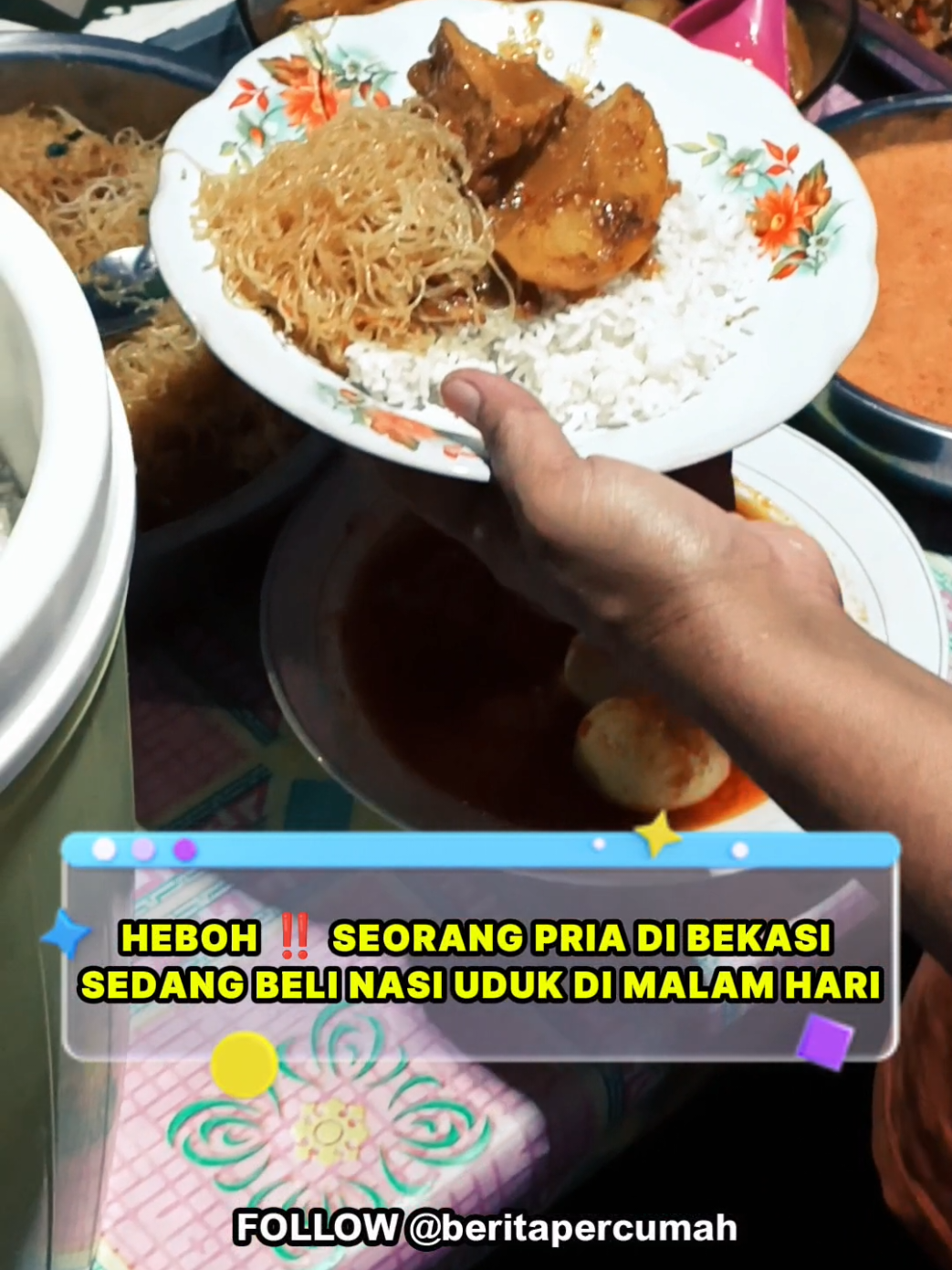 HEBOH ‼️ SEORANG PRIA DI BEKASI SEDANG BELI NASI UDUK DI MALAM HARI Bekasi, 2 September 2025 – Warga Bekasi mendadak heboh setelah melihat seorang pria misterius melakukan aksi tak terduga pada malam hari. Aksi itu bukan tawuran, bukan juga konser dangdut, melainkan… beli nasi uduk. Menurut saksi mata, pria tersebut terlihat berjalan santai sambil membawa uang pas Rp10.000. Ia kemudian menghampiri sebuah gerobak nasi uduk di pinggir jalan. “Saya kira dia mau beli gorengan, ternyata nasi uduk, kaget saya,” ujar si A.Pria yang tidak mau disebutkan namanya.  Sampai berita ini diturunkan belum di ketahui bungkusannya karetnya satu atau dua .  #berita #beritaviral #beritaterkini #beritasiasia 