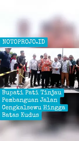 Bupati Pati Tinjau Pembanguan Jalan Cengkalsewu Hingga Batas Kudus PATI, 2 September 2025 — Bupati Pati, Sudewo, melakukan kunjungan lapangan untuk monitoring pembangunan jalan di Kasiyan, Kecamatan Sukolilo.  Sudewo meninjau langsung pembangunan jalan Cengkalsewu hingga batas Kudus yang saat ini tengah dikerjakan.  Dalam kesempatan tersebut, ia didampingi oleh jajaran Dinas Pekerjaan Umum dan Tata Ruang (DPUTR), Camat Sukolilo, serta beberapa Kepala Desa di wilayah Kecamatan Sukolilo.  Jalan tersebut memiliki panjang 1,2 kilometer dengan ketebalan konstruksi mencapai 30 sentimeter. “Saya sedang melakukan peninjauan pembangunan jalan Cengkalsewu batas Kudus, panjang 1,2 kilometer, tebalnya 30 sentimeter. Dengan pembangunan jalan ini, berarti seluruh jalan dari Cengkalsewu sampai batas Kudus sudah bagus semua, tidak ada yang rusak sedikit pun,” ungkapnya. Ia menegaskan, dengan selesainya pembangunan ini, akses jalan menjadi lancar dan layak digunakan masyarakat. Menurutnya, kondisi jalan yang kuat dan mulus akan sangat mendukung mobilitas warga, baik untuk kegiatan ekonomi maupun sosial. “Ini memang kekurangan dari tahun yang lalu dan sekarang saya bangun, jadi bagus dan kuat sekali,” pungkas Bupati. #notoprojo #pati #jatenghits #jateng 