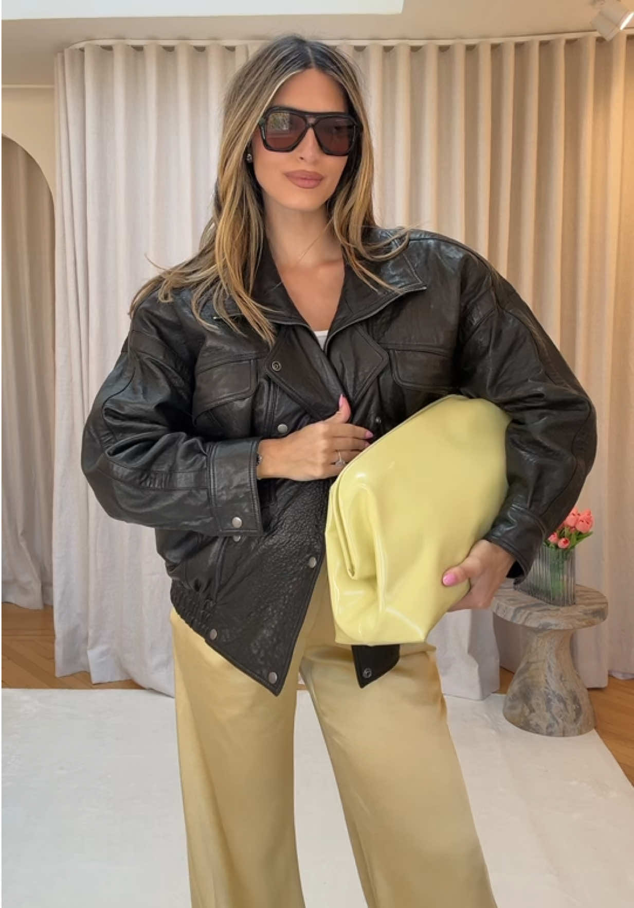 Fall trends: balloon pants, funnel neck jacket, shield sunglasses 🤝 #balloonpants #funnelneckjacket #shieldsunglasses #fallfashiontrends #falloutfits @SAINT LAURENT @Philosophy di Lorenzo Serafini @ZARA @Le Specs 