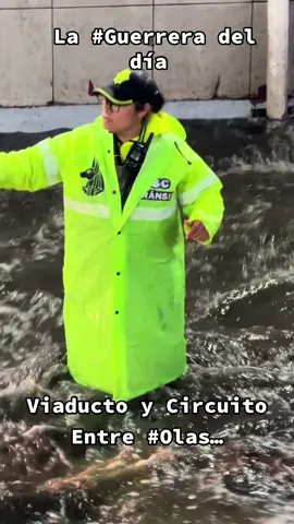 Entre #Olas, desesperación de automovilistas y la fuerte lluvia si es como trata esta elemento de tránsito agilizar la circulación …