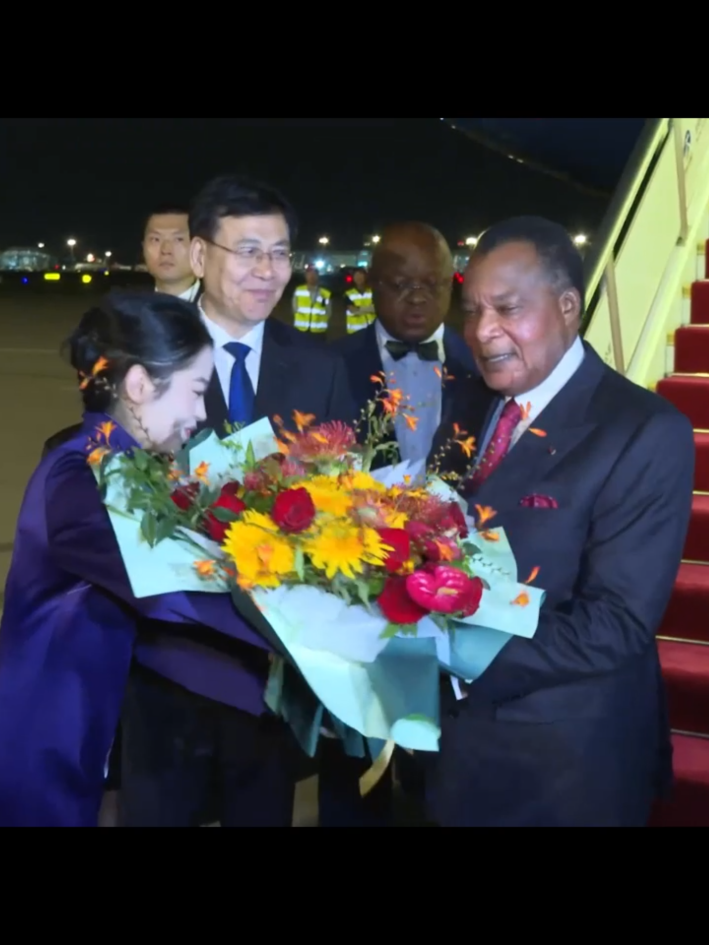 Soyons fermement #unis ! S.E.M le Président Denis Sassou-N’GUESSO est arrivé à #Beijing ce matin, pour participer aux #commémorations du 80e anniversaire de la victoire de la Guerre de résistance du peuple chinois contre l’agression japonaise et de la Guerre mondiale antifasciste. Consolidons les forces pour la #paix dans le monde vers un meilleur #avenir de l’humanité ! 坚定站在一起！萨苏总统已经顺利抵达北京，出席中国人民抗日战争暨世界反法西斯战争胜利80周年纪念活动。 让我们共同壮大世界和平力量，为人类前途命运争取更加光明的未来！ @presidence.cg