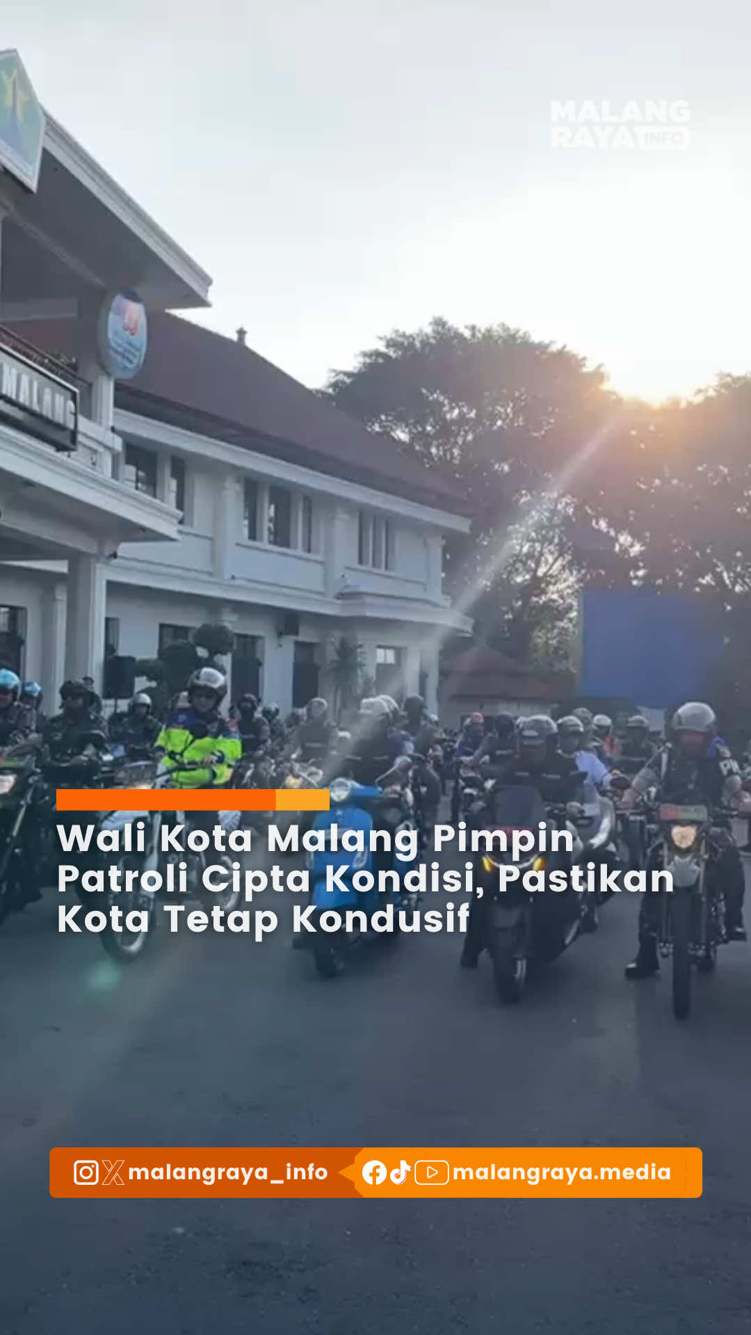 MALANG – Wali Kota Malang, Wahyu Hidayat, memimpin apel dan patroli Cipta Kondisi bersama Forkopimda di Balai Kota Malang, Selasa (2/9/2025). Kegiatan ini digelar untuk mengantisipasi potensi kericuhan sekaligus menjamin keamanan dan kenyamanan masyarakat. Wahyu menyebut patroli tersebut merupakan tindak lanjut arahan Mendagri Tito Karnavian. Ia menegaskan Forkopimda bersama masyarakat bersatu menjaga kondusifitas kota. “Malang harus kita jaga, jangan sampai terprovokasi isu-isu tidak jelas,” tegasnya. Menurut Wahyu, kegiatan ini juga lahir dari aspirasi warga yang menginginkan ketenangan. “Hari ini kita gelar apel bersama lalu patroli, agar tercipta rasa kebersamaan antara pemerintah, aparat, dan masyarakat,” ujarnya. Sekda Kota Malang, Erik Setyo Santoso, menambahkan Forkopimda berkomitmen menjaga ketertiban dan memastikan aktivitas warga tetap normal. “Patroli ini fokus di Kecamatan Blimbing, dan akan dilakukan berkala di wilayah lain. Jika perlu hingga 24 jam, kita siap,” jelasnya. Erik juga mengimbau warga tidak khawatir dan tetap beraktivitas seperti biasa. “Kami hadir untuk memastikan rasa aman itu ada,” katanya. Pemkot Malang berharap melalui gerakan bersama ini, keamanan dan kedamaian kota tetap terjaga. “Malang harus damai,” pungkas Wahyu.
