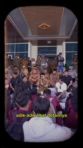 Saya secara langsung menerima aspirasi dari adik-adik mahasiswa yang datang ke Kantor Bupati Kolaka. Mereka menyampaikan dugaan dan asumsi terkait pembangunan atau rehabilitasi Masjid Agung Khaerah Ummah, yang dianggap mengandung indikasi penyimpangan anggaran. . . Sebagai Bupati Kolaka, saya menghormati setiap aspirasi yang disampaikan, karena itu bagian dari kontrol publik yang sehat dan konstruktif. Meskipun pembangunan ini merupakan legacy dari pelaksana jabatan kepala daerah sebelumnya, saya tetap bertanggung jawab secara moral dan administratif untuk menindaklanjuti dan memastikan bahwa prosesnya transparan dan akuntabel. . . Saya pun langsung mengundang adik-adik mahasiswa ke Aula Kantor Bupati untuk melihat dan membahas secara terbuka dokumen-dokumen anggaran, rincian kontrak, jenis pekerjaan yang dilakukan, hingga material yang digunakan dalam proyek tersebut. . . Asumsi itu hal yang wajar. Tapi sebagai kepala daerah, saya ingin mengubah asumsi menjadi pemahaman yang berdasar. Maka dari itu, saya membuka ruang dialog seluas-luasnya dan menjelaskan secara terbuka dan detail mengenai penggunaan anggaran pembangunan masjid tersebut. . . Mari kita kawal pembangunan daerah ini dengan semangat keterbukaan, kebenaran, dan kepentingan bersama. . . #pemkabkolaka #kolakameambo #sultra #sulawesitenggara 