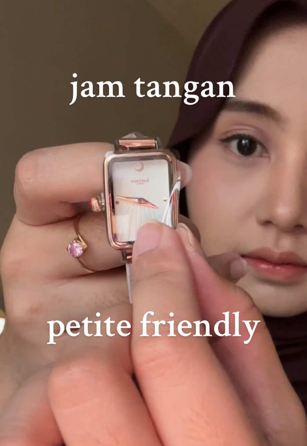 rekomendasi jam tangan buat pergelangan tangan kecil atau cewe petite friendly niih dari @Lanccelot Jam Tangan  rekomendasi jam tangan ini cocok buat yang mau nyari kado buat temen atau pasangan juga 😆🫶 #jamtanganwanita #jamtangankecil #jamtangancantik #jamtanganmurah #rekomendasikado 