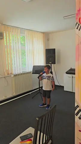 Cateva momente de la ora de canto!  Multumesc @Școala de Arte Brâncoveanu pentru tot sprijinul! #canto #copil#talent #muzica 