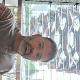 Luciano, em New York,  jogando dinheiro  para cima  a cidade  grande no fundo com seus aranhas  -céus, e você  de bom humor,deixando  as notas  voarem uma cena cheia de energia e movimento,  bem no coração  da big apple