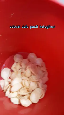 kalau udah nyemilin kerupuk singkong pedas pasti ga bisa berhenti sebelum habis #kerupuk #enak #cemilan #fyp 