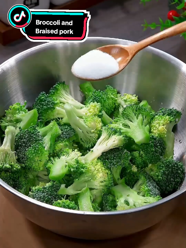 Broccoli and Braised pork is a famous Chinese dish #cooking #Recipe #broccoli #cookingtiktok 