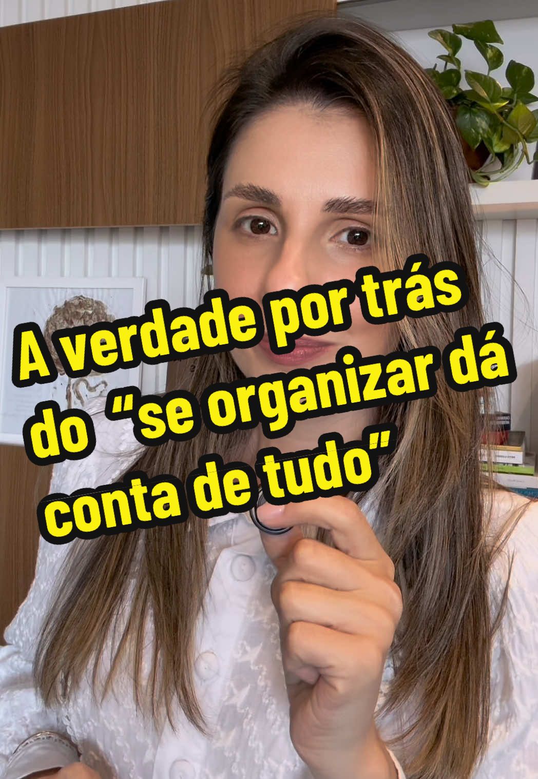 Tem dias em que o corpo até deita, mas a mente insiste em correr uma maratona. Repassa tudo o que ficou por fazer, calcula mil cenários, cobra, julga, planeja… e não descansa. A exaustão da mente que nunca para é silenciosa — ninguém vê, mas você sente no corpo, no humor, no jeito de viver. Não é falta de força, não é falta de fé. É sobre estar sobrecarregada de pensamentos que não desligam. E sim, isso também é cansaço real. Respira. Você não precisa carregar tudo sozinha.  #saudementaldamulher #maternidade #organizacao #terapia 