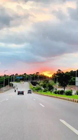 Clouds outside, silence inside… 💭🚗 #ISBGuy #CloudyVibes #SilentDrive #EveningMood #forupage 