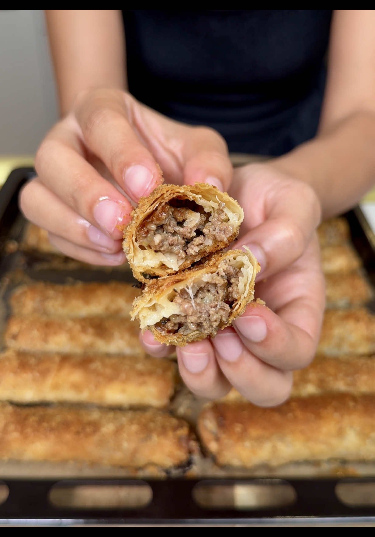 Çıtır Börek | Crispy Börek 🥐  Malzemeler 	•	2 adet yufka  	•	250 gr kıyma 	•	1 adet kuru soğan 	•	Zeytinyağı 	•	1 çay kaşığı pul biber 	•	1 çay kaşığı karabiber 	•	1 çay kaşığı tuz 	•	Kaşar peyniri Sosu için: 	•	1 su bardağı süt 	•	Yarım çay bardağı sıvı yağ 	•	1 adet yumurta Bulamak için: 	•	Panko ve Galeta unu karıştırdım ⸻ Yapılışı 	1.	Tavaya kıymayı al, kavurmaya başla. İnce doğranmış soğanı ekle ve birlikte kavur. 	2.	Baharatları ekle, karıştır. 	3.	Yufkaları 8’er parça kes.  	4.	Kıymayı kaşarı ekle ve sar. 	5.	Hazırladığın börekleri önce süt-yumurta-yağ karışımına batır, sonra galeta ununa bulayarak tepsiye diz. 	6.	200°C önceden ısıtılmış fırında yaklaşık 30 dakika pişir.  Ingredients 	•	2 sheets of phyllo pastry 	•	250 g ground beef 	•	1 onion 	•	Olive oil 	•	1 tsp chili flakes 	•	1 tsp black pepper 	•	1 tsp salt 	•	Grated cheddar cheese For the sauce: 	•	200 ml milk 	•	100 ml vegetable oil 	•	1 egg For coating: 	•	Mixture of panko and breadcrumbs ⸻ Instructions 	1.	Place the ground beef in a pan and start sautéing. Add the finely chopped onion and cook together. 	2.	Add the spices and mix well. 	3.	Cut each phyllo sheet into 8 pieces. 	4.	Add grated cheese to the minced meat mixture, place on the phyllo, and roll them up. 	5.	Dip the böreks first into the milk-egg-oil mixture, then coat with the panko-breadcrumb mixture, and arrange on a baking tray. 	6.	Bake in a preheated oven at 200°C (390°F) for about 30 minutes. #busezeynep #börek #crispy 