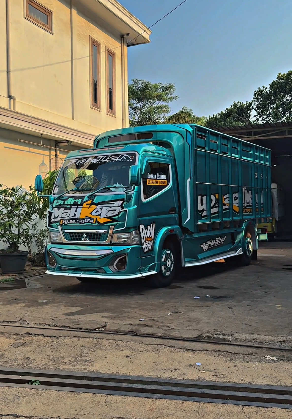 Madura bergaya🚀 #irsyadputrakaroseri #trukmodifikasi #truck #modifikasi #otomotif #viral #trending #fyp 