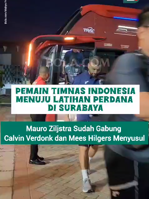 Timnas Indonesia menuju tempat latihan di Surabaya. Bus Timnas Indonesia sempat memutar karena terlalu kencang saat memasuki area Gelora Bung Tomo. Mauro Ziljstra ikut dalam rombongan skuad Garuda. Sementara itu, Calvin Verdonk dan Mees Hilgers belum tampak di latihan terbuka perdana yang berlangsung di Lapangan ABC Gelora Bung Tomo, Surabaya (2/9/2025). #BolacomID #blcgoks #TimnasIndonesiaU23