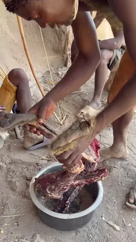 Baboon is ready to be cooked . #hadzabetribe🇹🇿 #hadzabefood #chefhadzabe #italy #hadzabe 