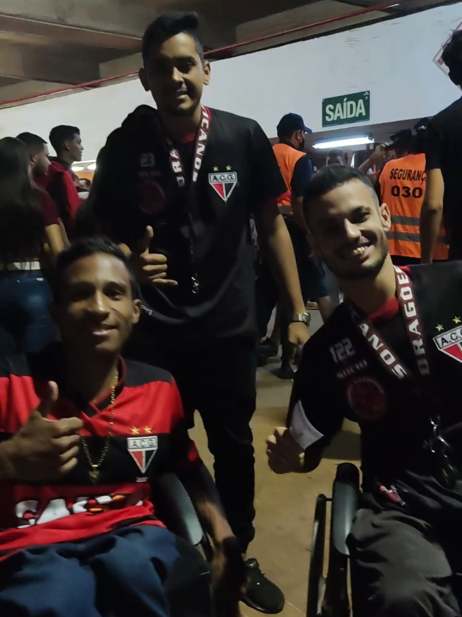 ✨🐲🔥❤️ QUE EMOÇÃO INFINITA! ❤️🔥🐲✨ É lindo demais ver a força do amor pelo nosso Atlético Goianiense! 🙌⚽🐉 Cada atleticano carrega dentro de si uma chama que nunca se apaga 🔥🔥🔥, um fogo que aquece o coração ❤️‍🔥 e move até o impossível 🚀💪. E quando vemos torcedores que, mesmo com todas as limitações 🙏🦽👊, fazem de tudo para estar ao lado do Dragão 🏟️🐲, seja no Castelo do Dragão 🏰🔥, no Serra Dourada 🌟⚽, ou em qualquer lugar do Brasil 🌎❤️🖤… isso é simplesmente um exemplo de fé ✝️✨, coragem 💪🔥 e paixão sem limites 🖤❤️. Eles mostraram que amar o Dragão não tem barreiras 🚧❌, que não existe dificuldade capaz de apagar esse sentimento ❤️🔥🐉. Somos todos iguais perante Deus 🙏✝️, unidos pelo mesmo coração rubro-negro ❤️🖤, pela mesma paixão que nos guia em cada jogo ⚽🔥. Essa cena que vivi 🎥✨, que pude gravar com tanto carinho ❤️📸, não foi apenas um registro… foi uma lição de vida 🙌🔥🐲. Um lembrete de que torcer pelo Atlético é mais que futebol ⚽🏟️, é entrega ❤️🔥, é superação 💪🚀, é amor verdadeiro sem fim 🖤❤️. Porque quando a alma é atleticana 🐉❤️, nenhum obstáculo é grande demais 🚀🔥🙌. Somos todos parte dessa mesma família 🖤❤️, dessa mesma história 📖⚽, dessa mesma garra que nunca abandona o Dragão! 🏟️🔥🐲 O Atlético é para todos 👏🐉❤️🖤. E o amor pelo Dragão é eterno, infinito e invencível! ✨🔥🐲 ✍️ Texto: Paulo Marcos Dragolino 🐉🔥❤️ #AtléticoGoianiense 🐲⚽ #DragãoDoBrasil 🔥🐉 #RubroNegroDoMeuCoração ❤️🖤 #TimeDeGuerreiros 💪🐲 #CasteloDoDragão 🏰🔥 #SerraDourada 🌟⚽ #FamíliaAtleticana ❤️🖤 #AmorSemLimites 🙌🔥 #TorcidaQueNãoAbandona 🏟️🐲 #PaixãoEterna ❤️🔥 #GarraRubroNegra 💪⚽ #DragãoSempre 🐲🔥 #TodosPeloAtlético 🖤❤️ #DeusNoComando ✝️🙌