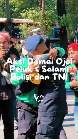 Ratusan pengemudi ojol melakukan aksi damai untuk berikan bunga, peluk, dan salami anggota Polri & TNI di Silang Monas, Jakarta, pada Selasa 2 September. 