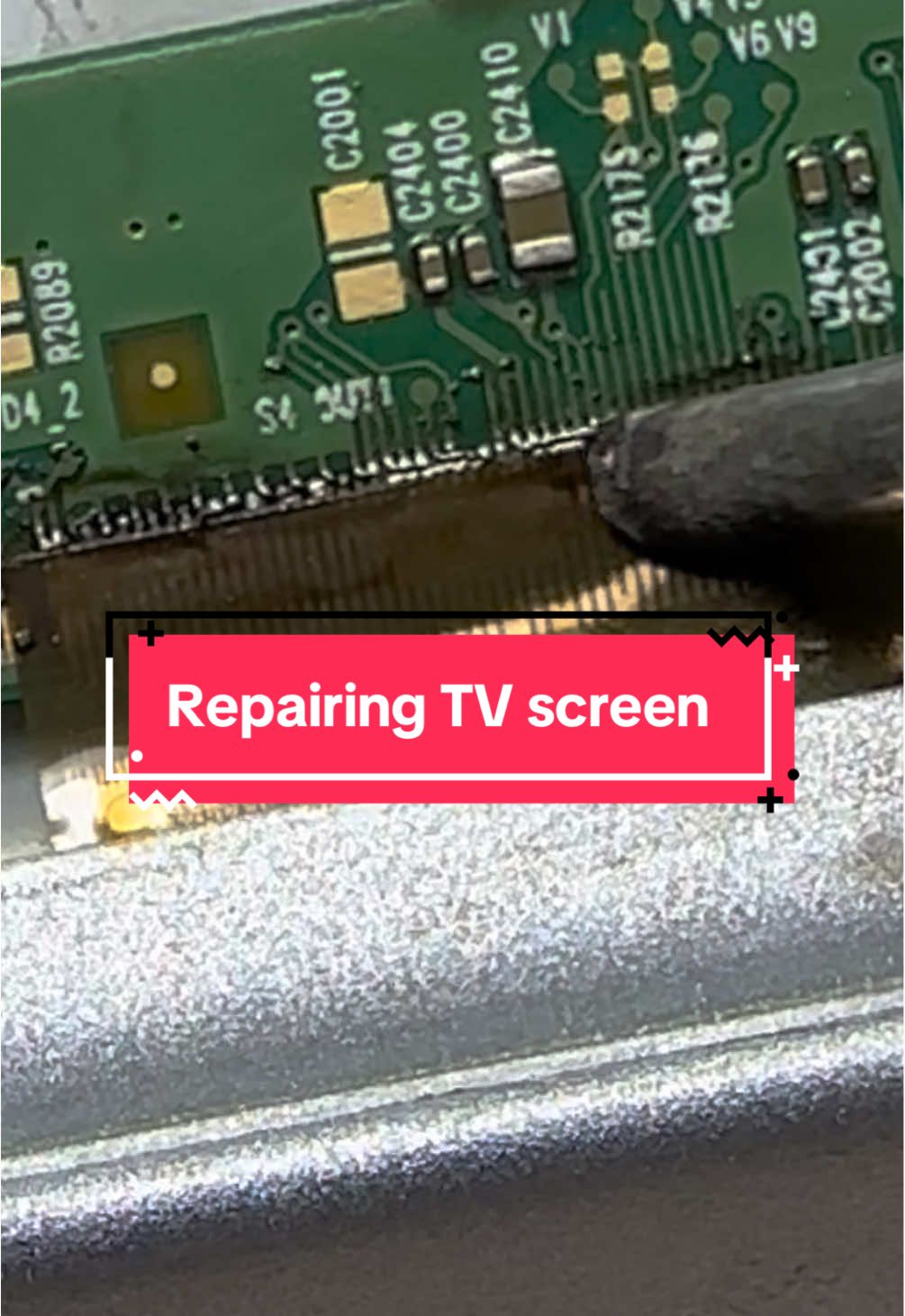 One of the display ribbons got loose, so I had to reattach it myself for the first time ever. Do you think I managed to fix this screen? #DIYRepair #TechFix #ScreenRepair #FirstTry #TechLife