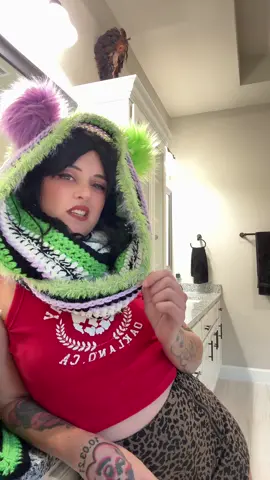 Feed me and let me sleep. Snood is available on e.t.s.y! Pattern is mine 💚 #snood #beetlejuice #crochet 