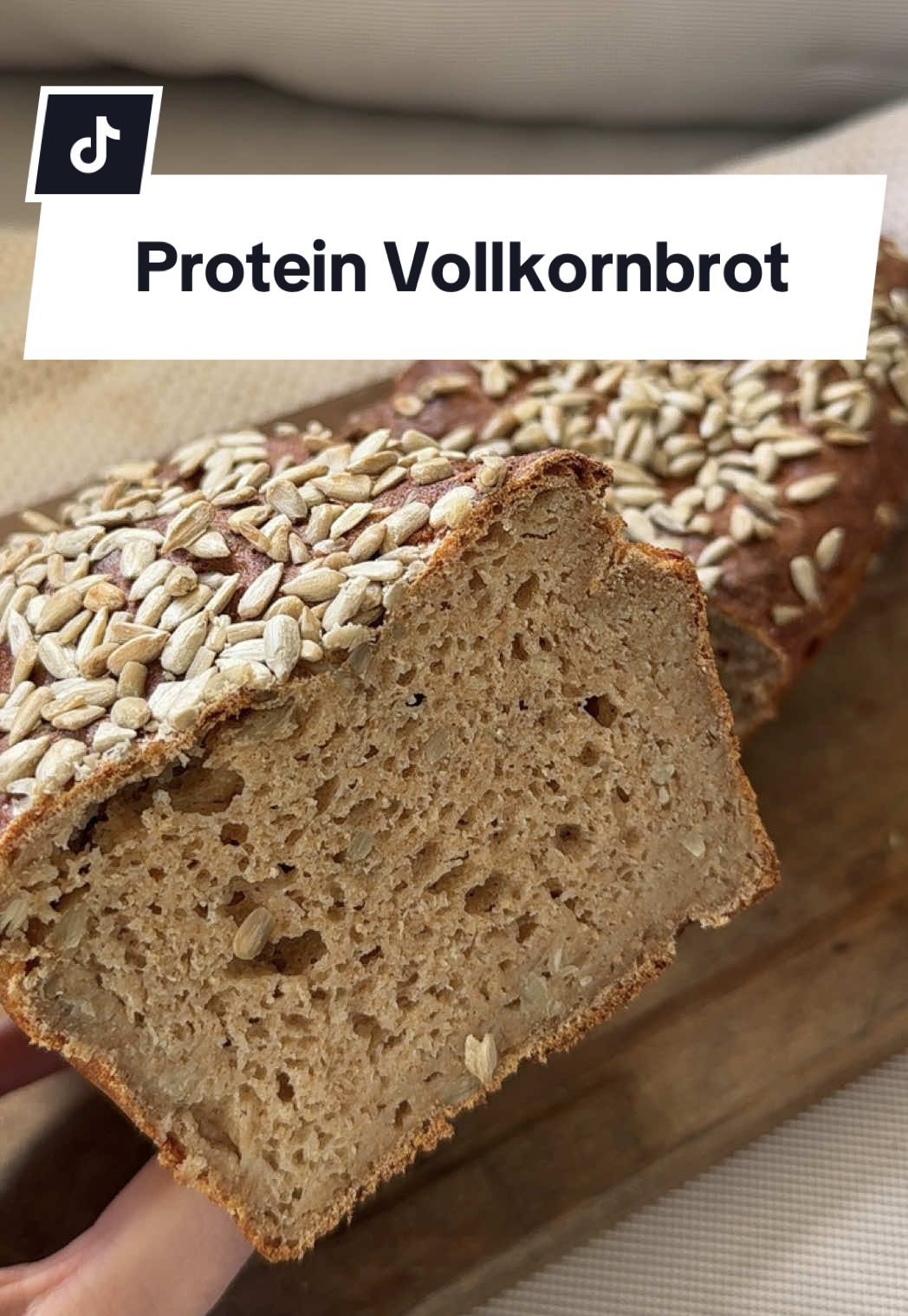 Teil 118| 🤎 High-Protein Vollkornbrot 🍞🤎 Zutaten: - 500g Skyr - 250g Vollkornmehl - 50g Allrounder Protein @fayn. (code „EMILY“)* oder: mehr Mehl  - 1 Packung Backpulver - 1 TL Salz - Schluck Sprudelwasser - Kerne nach Wahl (optional) Zubereitung: 1. alle Zutaten in eine Schüssel geben und gut verkneten  2. mit den Händen das Brot in die gewünschte Form bringen und in eine Kastenform geben oder auf ein Packpapier auslegen 3. bei 185 Grad Ober- Unterhitze für 40-60 Minuten (je nach Form des Brotes, meins hat ca 50min gebraucht) Backen 4. wenn ihr es in einer Kastenform backt, nehmt es nach 30-40 min raus, damit auch die Ränder fest werden und nicht weich bleiben  - fertig 🧡  * mit dem Allrounderprotein könnt ihr alle möglichen Rezepten eiweißreicher machen, es ist ein neutrales, sahniges Proteinpulver das ideal zum backen und kochen ist. Mit code „EMILY“ spart ihr dabei maximal und könnt mich auch unterstützen 💗 (Werbung) 📊 Nährwerte (gesamtes Brot): 1461 kcal | 130g Protein | 188g KH | 15g Fett  📊 pro Scheibe (hier ca 20 Stück): 73 kcal | 6,5 g Protein | 9,4g KH | 0,75g Fett  💾 Abspeichern, ausprobieren und für mehr Proteinrezepte: Folgen nicht vergessen 🤎✨  #proteinbrot #proteinrezept #abnehmrezepte #eiweißbrot #fitnessrezepte 