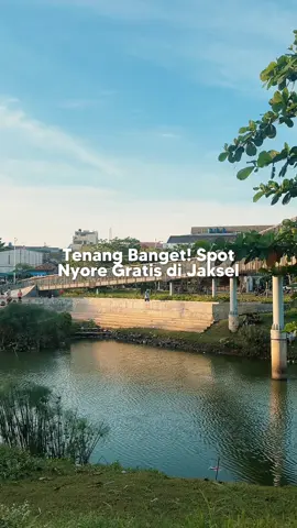 Di tengah Jakarta, masih ada sudut yang bisa bikin kamu tarik napas lebih dalam 🌿 Di sini bisa cuma bengong, mancing, olahraga sampai piknik! Viewnya sejuk, banyak tumbuhan dan pepohonan juga.  📍 Waduk Lebak Bulus Jakarta Selatan  #jktdiemplease #placetogo #placetogojkt #waduklebakbulus #lebakbulus 