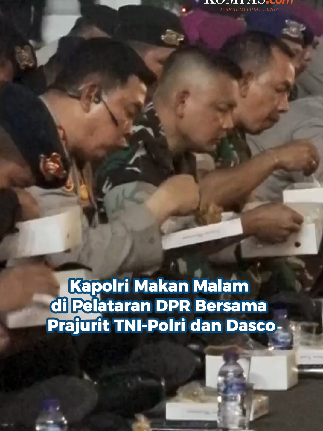 Kapolri Jenderal Listyo Sigit Prabowo menggelar makan malam dan memberi motivasi kepada 320 personel pengamanan yang terdiri dari TNI, Polri, dan unsur pimpinan di depan Gedung DPR/MPR RI, Jakarta Pusat, Senin (1/9/2025) malam.  Acara itu juga dihadiri Wakil Ketua DPR RI Sufmi Dasco Ahmad. Dalam sambutannya, Sigit mengapresiasi kerja keras para personel yang menjaga keamanan obyek vital nasional. Ia juga meminta personel untuk mengambil langkah tegas sesuai hukum yang berlaku bila terjadi perusakan terhadap fasilitas umum. Penulis: Irfan Kamil, Dani Prabowo Kreatif: Blanka Rahel Maretha Joanne Produser: Reza Kurnia Darmawan ~R #Polisi #TNI #DPR #Jakarta #Peristiwa ##Cut
