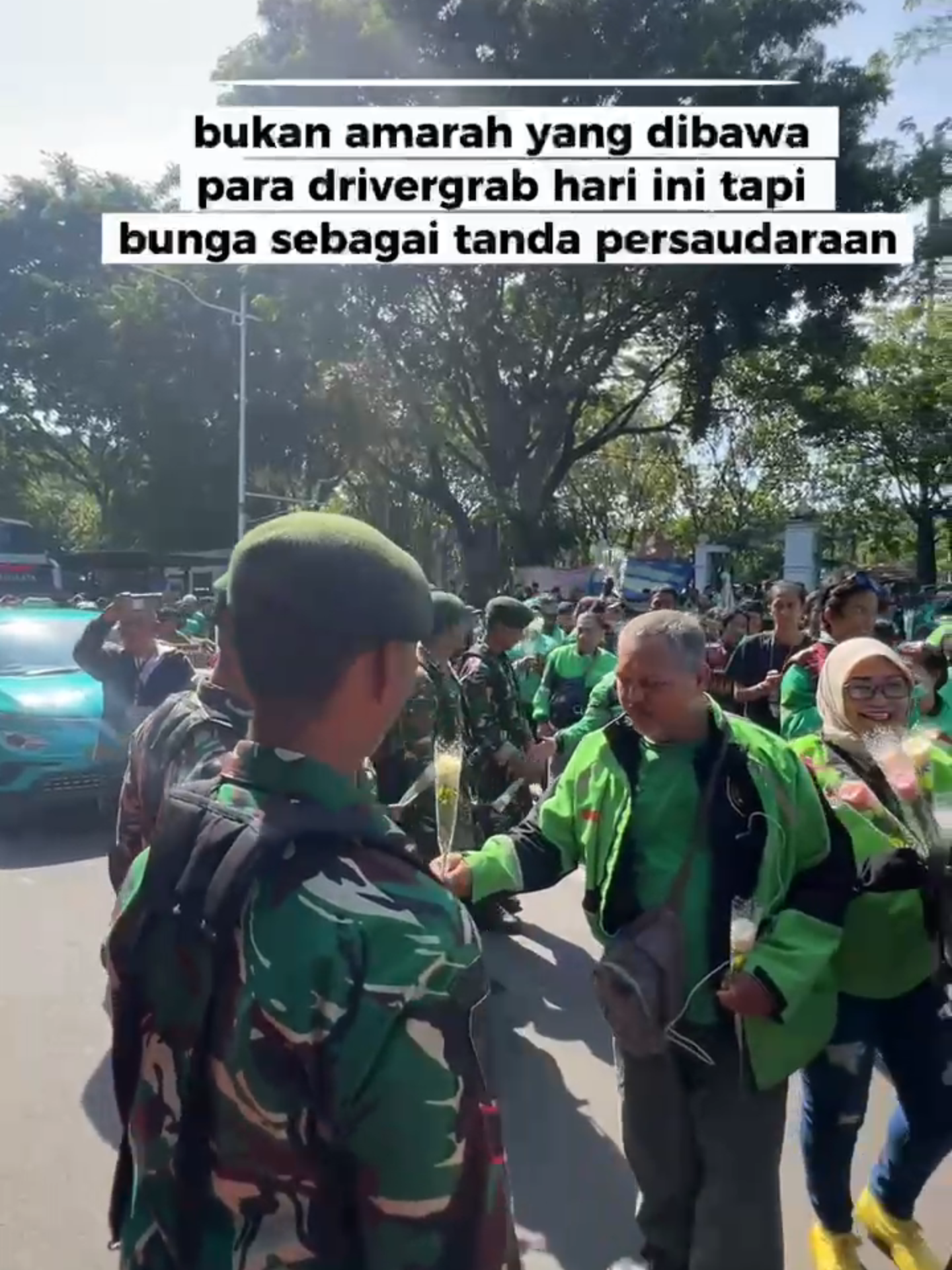 bukan amarah yang dibawa para driver grab hari ini tapi bunga sebagai tanda persaudaraan❤️ #Aksidamai #ojol #grab #fyp #viral